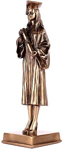 Kandidatgave til hende. Bronzefigur af pige i universitetshue og kappe